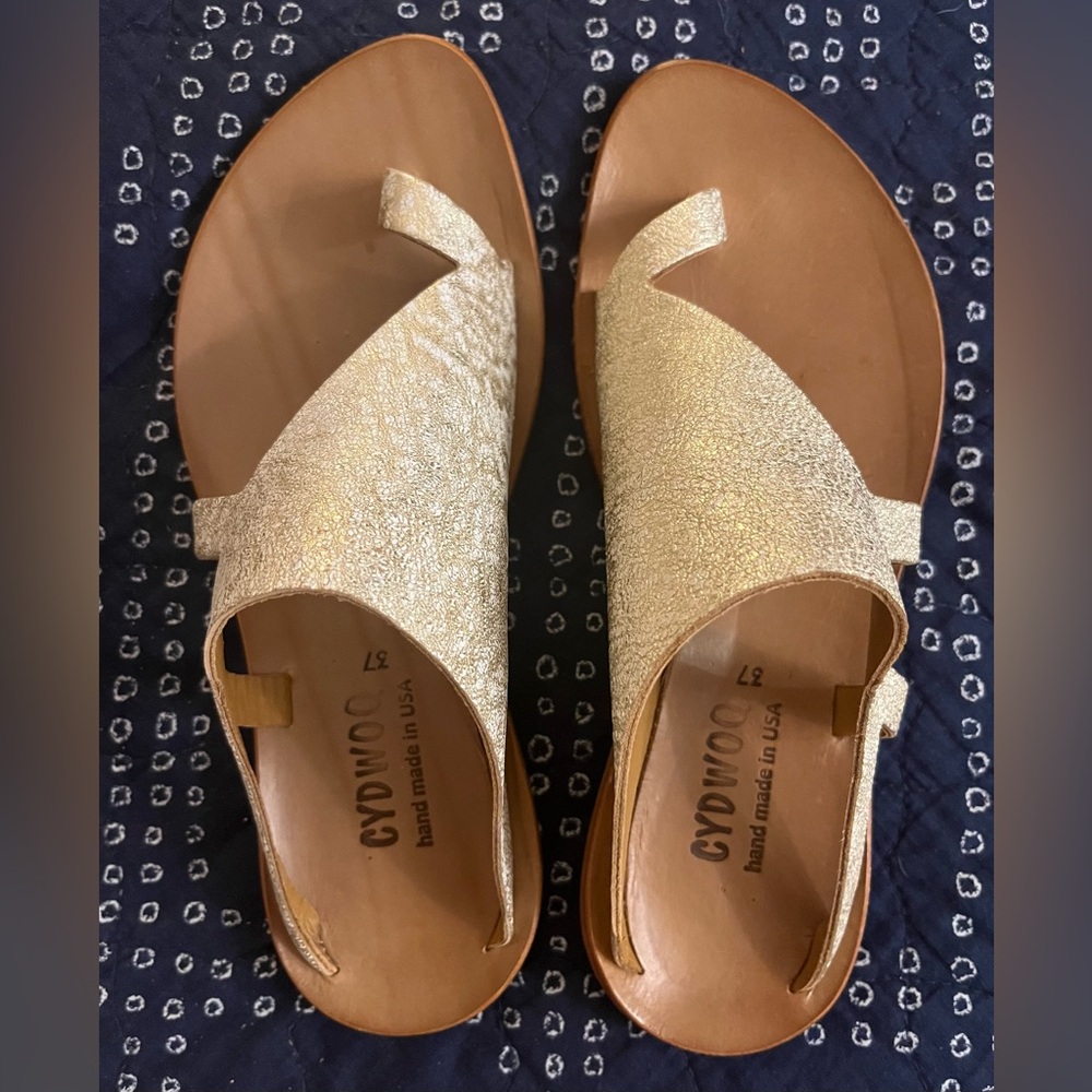 NEW CYDWOQ Gold and Cream Crackle Sandals